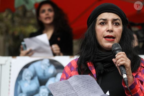 La réalisatrice française Marjane Satrapi - Des personnes participent à un rassemblement de soutien aux femmes iraniennes à Paris, France, le 2 octobre 2022. Cette manifestation a lieu suite à la mort de Mahsa Amini, décédée en garde à vue après avoir été détenue par la police des mœurs iranienne, et de Hadis Najafi, abattue lors d'une manifestation en Iran.  © Stéphane Lemouton/Bestimage
