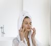Méthode popularisée par la dermatologue Whitney Bowe. Elle vise à simplifier les routines beauté devenues trop complexes.

Katrin Bolovtsova sur Pexels