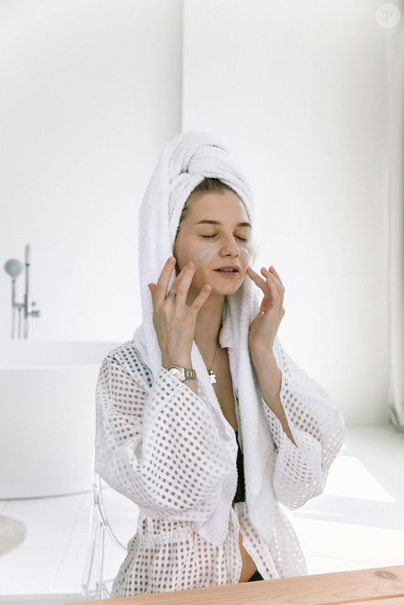 Méthode popularisée par la dermatologue Whitney Bowe. Elle vise à simplifier les routines beauté devenues trop complexes.

Katrin Bolovtsova sur Pexels