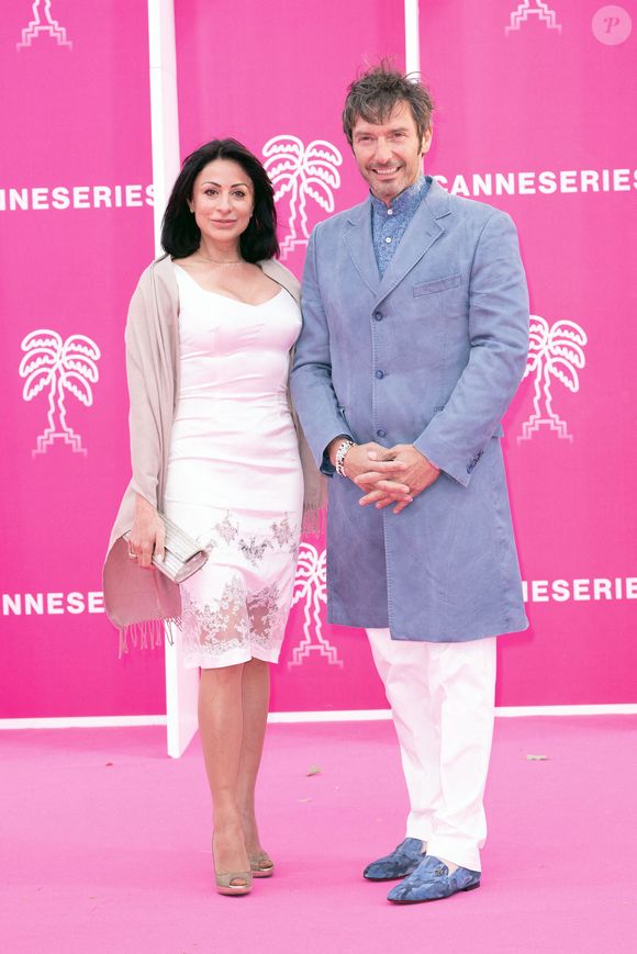 L'acteur de "Section de recherches" a révélé être séparé de la mère de ses enfants

Franck Semonin et Helene Semonin posent sur le tapis rose lors de la cérémonie d'ouverture du 5ème Festival de Cannes, le 01 avril 2022 à Cannes, France.
Photo by David Niviere/ABACAPRESS.COM
