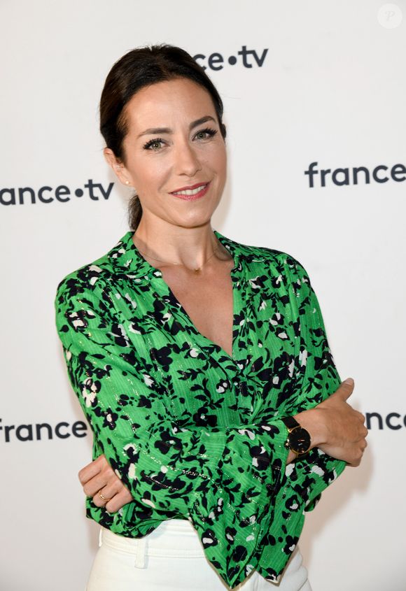 Pour rappel de 2015 à 2023 - la mère de famille était la remplaçante de Carole Gaessler au 19/20.

Virna Sacchi au photocall de la conférence de presse de France 2 au théâtre Marigny à Paris le 18 juin 2019 © Coadic Guirec / Bestimage
