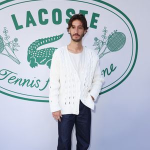 Pierre Niney au photocall du défilé Lacoste Collection Femme Prêt-à-Porter Printemps/Eté 2026 lors de la Fashion Week de Paris (PFW), au Lycée Carnot, à Paris, France, le 5 octobre 2025. © Sam Delpech/Bestimage