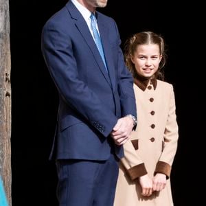 À ses côtés, le prince William et ses fils restaient fidèles au protocole dans des costumes bleu marine impeccables.

Le prince William, prince de Galles, et sa fille la princesse Charlotte de Galles - Les membres de la famille royale britannique assistent à l'office de Pâques à la chapelle Saint-Georges du château de Windsor, Royaume Uni, le 5 avril 2026. © GoffPhotos/Bestimage