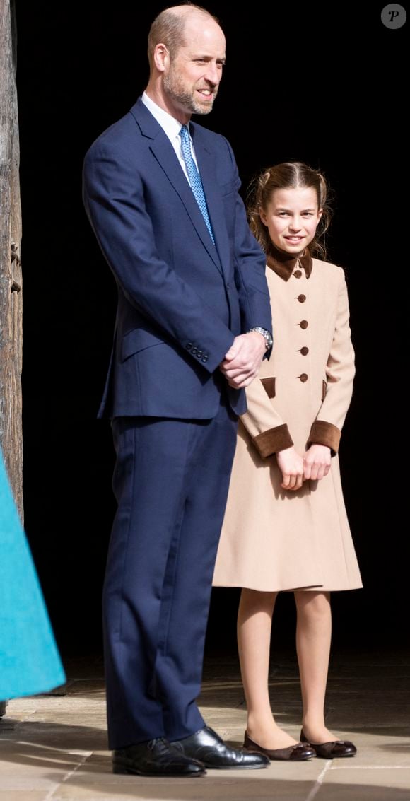 À ses côtés, le prince William et ses fils restaient fidèles au protocole dans des costumes bleu marine impeccables.

Le prince William, prince de Galles, et sa fille la princesse Charlotte de Galles - Les membres de la famille royale britannique assistent à l'office de Pâques à la chapelle Saint-Georges du château de Windsor, Royaume Uni, le 5 avril 2026. © GoffPhotos/Bestimage