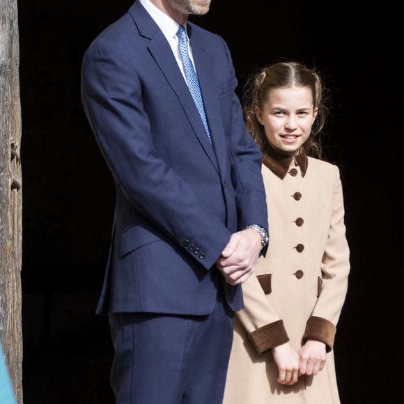 À ses côtés, le prince William et ses fils restaient fidèles au protocole dans des costumes bleu marine impeccables.

Le prince William, prince de Galles, et sa fille la princesse Charlotte de Galles - Les membres de la famille royale britannique assistent à l'office de Pâques à la chapelle Saint-Georges du château de Windsor, Royaume Uni, le 5 avril 2026. © GoffPhotos/Bestimage