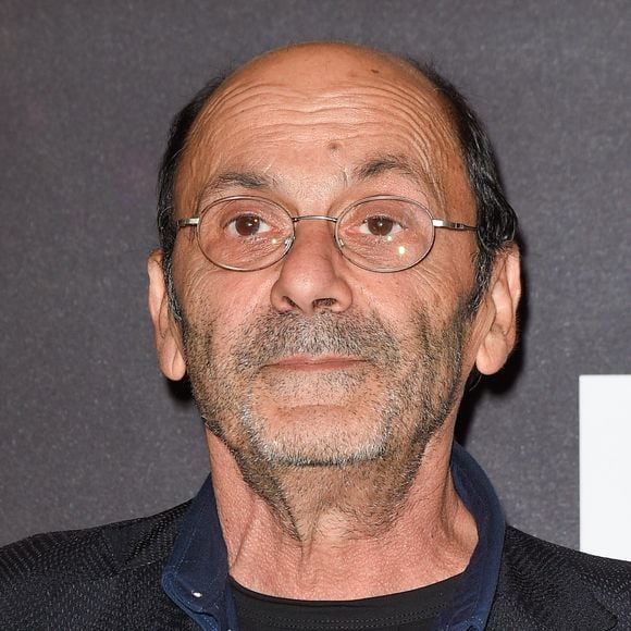 Endetté, Jean-Pierre Bacri a alors demandé un prêt à la banque, et décroché un job à la Société Générale.

Jean-Pierre Bacri - Avant-première du film "Le sens de la fête" au Grand Rex à Paris le 26 septembre 2017. © Coadic Guirec/Bestimage