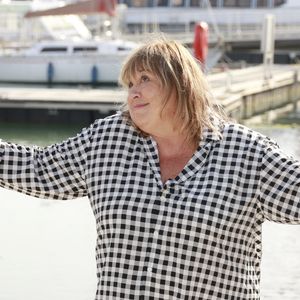 Dans "Télé-Loisirs" il explique :  "Michèle Bernier a été la première personne à qui j'en ai parlé. 

Michele Bernier de la série Parfum du Bonheur 
La 27e édition du Festival de la Fiction de La Rochelle, vendredi 19 eptembre 2025. © Christophe Aubert via Bestimage