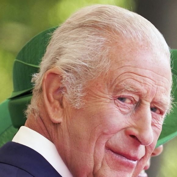 Ces discussions informelles ont permis, selon une source qui s’est confiée à "The Mail Sunday", d’ouvrir un "canal de communication pour la première fois depuis des années". 

Le roi Charles III et la reine Camilla attendent l'arrivée du président français Emmanuel Macron et de son épouse Brigitte Macron à Datchet Road, à Windsor, dans le Berkshire, lors de la première journée de la visite d'État du président français au Royaume-Uni, le 8 juillet 2025. Photo : Alberto Pezzali/PA Wire/ABACAPRESS.COM