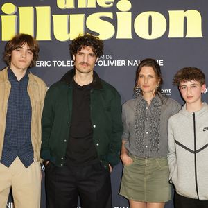 "Juste une illusion" nous plonge dans la nostalgie des années 80. On y suit Vincent, un ado de 13 ans coincé entre des parents en conflit et ses premiers émois amoureux.

Alexis Rosenstiehl, Louis Garrel, Camille Cottin et Simon Boublil - Première du film "Juste une illusion" au cinéma Le Grand Rex à Paris. 

© Coadic Guirec/Bestimage