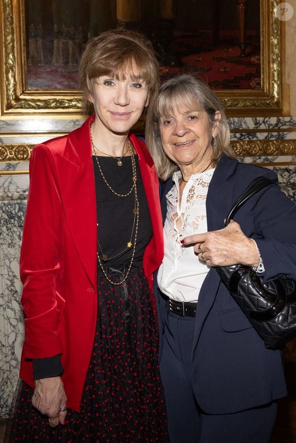 Exclusif -  Virginie Lemoine et Nicole Gerra - Laurent Gerra reçoit la légion d’honneur de la part du grand chancelier F. Lecointre en présence de la première dame, B. Macron au Palais de la Légion d'honneur à Paris le 29 septembre 2025. © Cyril Moreau/Bestimage