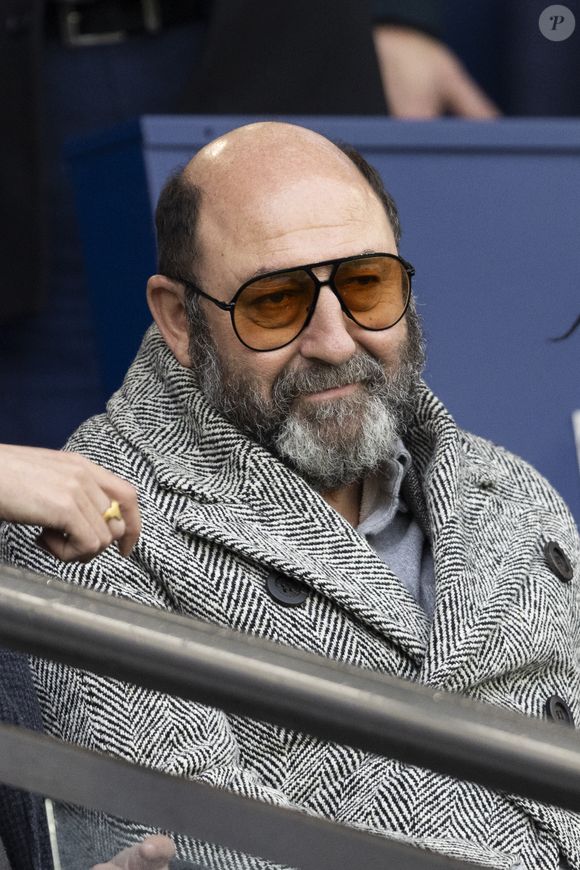 Kad Merad - People dans les tribunes du match de Ligue 1 Uber Eats "PSG-Rennes" (1-1) au Parc des Princes à Paris le 25 février 2023. © Cyril Moreau/Bestimage