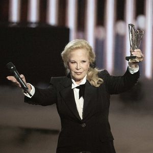 Sylvie Vartan a reçu une belle récompense.

Sylvie Vartan sur scène reçoit un prix d'honneur de David Hallyday lors des 40èmes Victoires De La Musique à La Seine Musicale à Boulogne-Billancourt, France. Photo by David NIVIERE/ABACAPRESS.COM