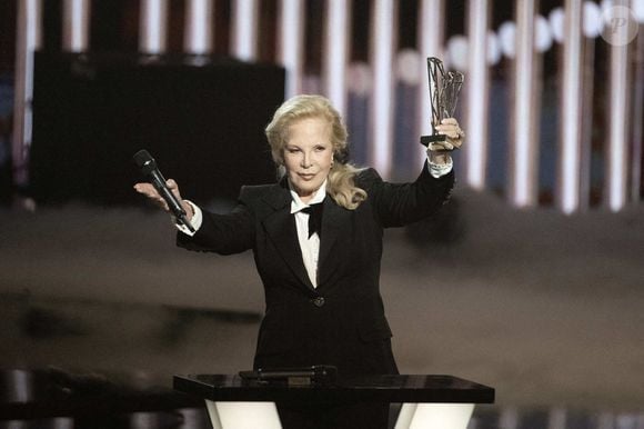 Sylvie Vartan a reçu une belle récompense. Sylvie Vartan sur scène reçoit un prix d'honneur de David Hallyday lors des 40èmes Victoires De La Musique à La Seine Musicale à Boulogne-Billancourt, France. Photo by David NIVIERE/ABACAPRESS.COM
