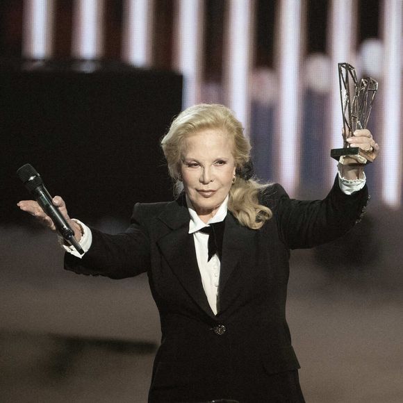 Sylvie Vartan a reçu une belle récompense.

Sylvie Vartan sur scène reçoit un prix d'honneur de David Hallyday lors des 40èmes Victoires De La Musique à La Seine Musicale à Boulogne-Billancourt, France. Photo by David NIVIERE/ABACAPRESS.COM