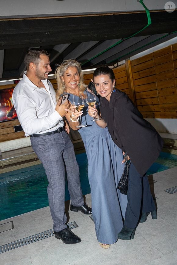 Parée d'une belle tenue estivale de couleur bleu qui lui allait à ravir, l'intéressée était également accompagnée de ses deux enfants Alexandre et Victoire nés de ses amours passés avec Gérald Mossé. 

Exclusif - Caroline Margeridon avec ses enfants (Alexandre Margeridon et Victoire Margeridon) - Mariage de Djamel Bentenah (acheteur dans l'émission Affaire Conclue) avec Severine Bauw à la mairie de Colombes le 21 juin 2025.