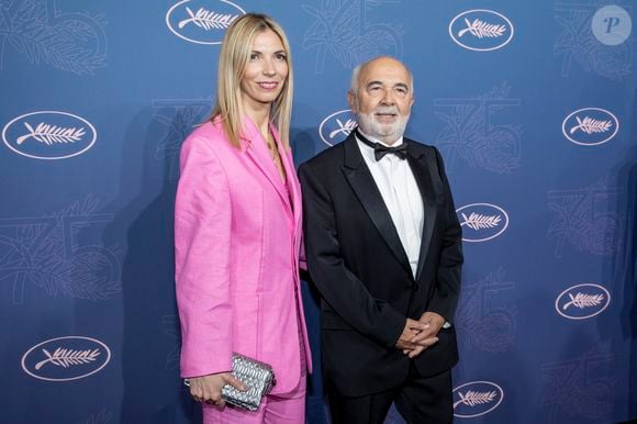 S'il est gêné par ce grand écart ? Négatif, à l'instar de Patricia. "C’est surtout elle qui s’en fiche !", a-t-il conclu. 

Gérard Jugnot et sa femme Patricia Campi - Photocall du dîner d'ouverture du 75ème Festival International du Film de Cannes au … à Cannes. Le 17 mai 2022
© Borde-Jacovides-Moreau / Bestimage