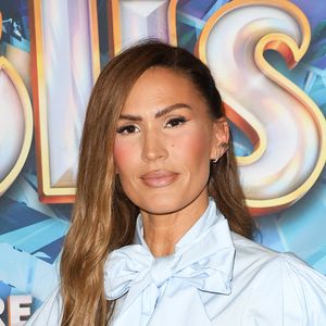Noa prend la pose aux côtés Vitaa, face à la montagne enneigée.

Vitaa à l'avant-première du film "Les Trolls 3" au cinéma Gaumont Marignan, à Paris, le 11 octobre 2023.

Photo : Coadic Guirec / Bestimage