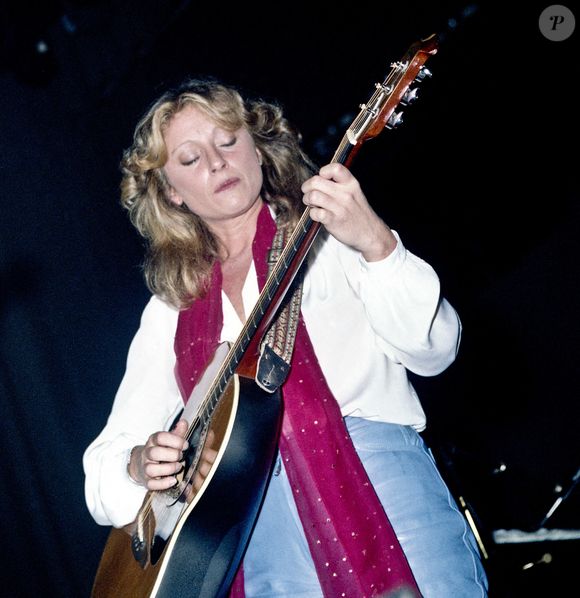 Photo d'archives non datée de Véronique Sanson à la guitare sur scène lors d'une répétition. Photo by APS-Medias/ABACAPRESS.COM