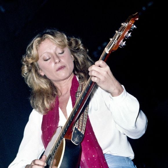 Photo d'archives non datée de Véronique Sanson à la guitare sur scène lors d'une répétition. Photo by APS-Medias/ABACAPRESS.COM