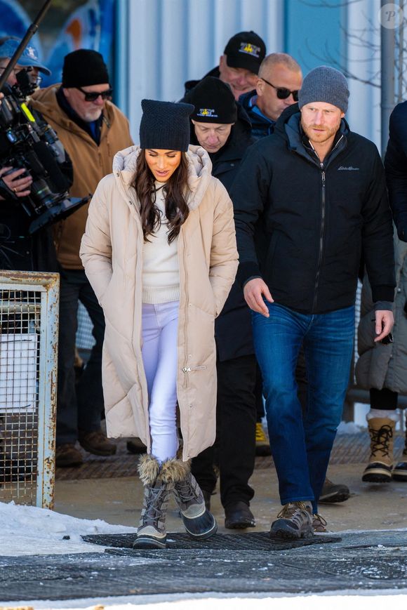 Le prince Harry, duc de Sussex et Meghan Markle, duchesse de Sussex, en visite au camp d'entrainement des athlètes des Invictus Games 2024 à Whistler en Colombie Britannique, le 14 février 2024. (Backgrid USA / Bestimage).