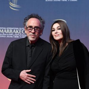 Avant d'être avec Monica Bellucci, le réalisateur Tim Burton a fréquenté deux autres actrices. 

Tim Burton et Monica Bellucci sur le tapis rouge de la cérémonie d'ouverture du 21e Festival international du film de Marrakech, à Marrakech, au Maroc. Photo de Aurore Marechal/ABACAPRESS.COM