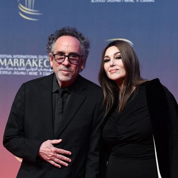 Avant d'être avec Monica Bellucci, le réalisateur Tim Burton a fréquenté deux autres actrices. 

Tim Burton et Monica Bellucci sur le tapis rouge de la cérémonie d'ouverture du 21e Festival international du film de Marrakech, à Marrakech, au Maroc. Photo de Aurore Marechal/ABACAPRESS.COM