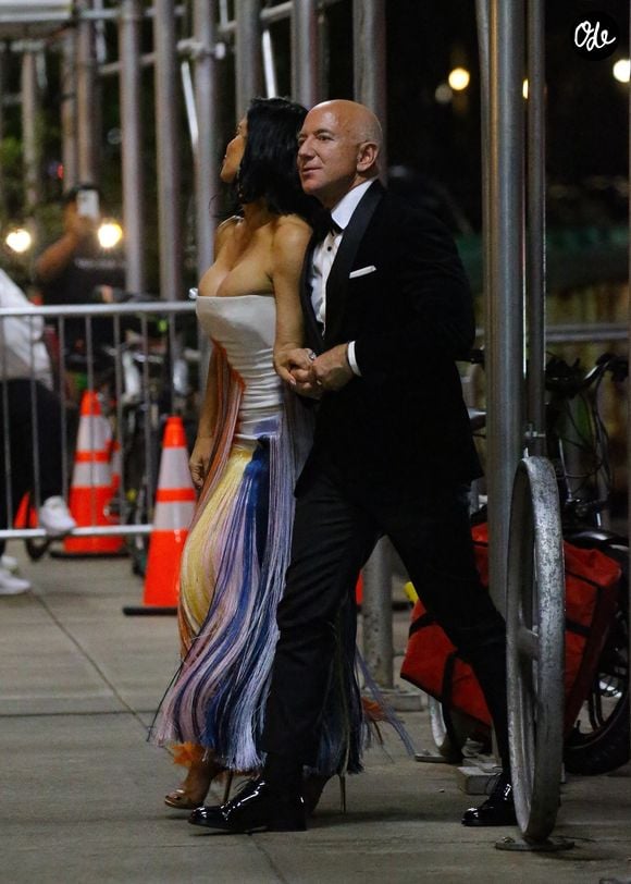 New York, NY – Le couple formé par Jeff Bezos et Lauren Sanchez a été aperçu à son arrivée à une soirée organisée après le Met Gala, à New York. Sur la photo : Jeff Bezos, Lauren Sanchez © Backgrid USA / Bestimage
