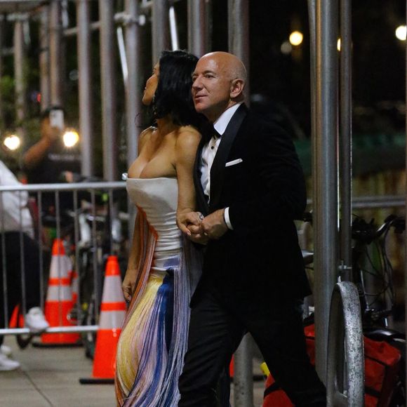 New York, NY – Le couple formé par Jeff Bezos et Lauren Sanchez a été aperçu à son arrivée à une soirée organisée après le Met Gala, à New York. Sur la photo : Jeff Bezos, Lauren Sanchez © Backgrid USA / Bestimage