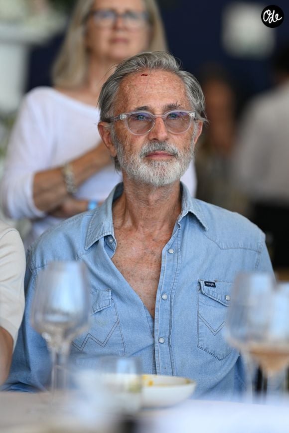Thierry Lhermitte dans l’espace VIP “le Pavillon Eiffel,” lors de la 12ème édition Longines Paris Eiffel Jumping au pied de la Tour Eiffel sur le Champ-de-Mars à Paris, France le 21 juin 2026 © Perusseau / Veeren / Bestimage