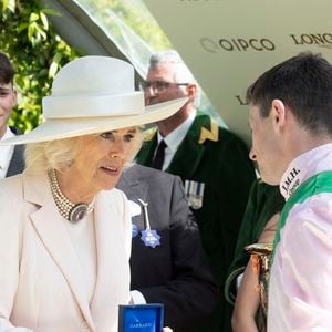 En effet, les invités doivent se plier à des règles vestimentaires strictes.

Camilla Parker Bowles lors des courses hippiques Royal Ascot, le 22 juin 2024.

Photo : Mirrorpix / Bestimage