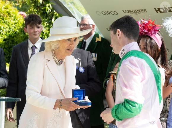 En effet, les invités doivent se plier à des règles vestimentaires strictes.

Camilla Parker Bowles lors des courses hippiques Royal Ascot, le 22 juin 2024.

Photo : Mirrorpix / Bestimage