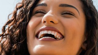 Comment blanchir ses dents à la maison ? Un spécialiste répond enfin