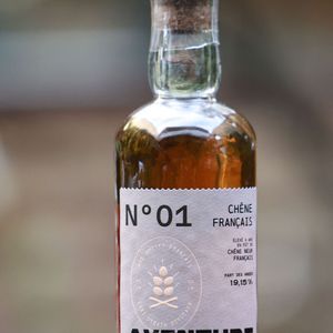 La gamme propose des whiskies élaborés à base de seigle par la Bordeaux Distilling Company.

Exclusif - Jean Dujardin lance avec ses amis son premier whisky, "Aventure" distillé à Bordeaux, au bar du restaurant Lapérouse à Paris le 9 octobre 2025.

© Coadic Guirec / Bestimage