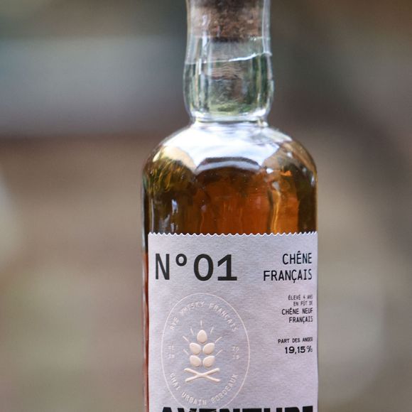 La gamme propose des whiskies élaborés à base de seigle par la Bordeaux Distilling Company.

Exclusif - Jean Dujardin lance avec ses amis son premier whisky, "Aventure" distillé à Bordeaux, au bar du restaurant Lapérouse à Paris le 9 octobre 2025.

© Coadic Guirec / Bestimage