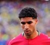 Une démarche qui traduit un profond respect pour ses racines, mais aussi une forte attache familiale

14 juin 2026, East Rutherford, New Jersey, États-Unis : Achraf Hakimi du Maroc regarde attentivement pendant le match du Groupe C de la Coupe du Monde de la FIFA 2026 entre le Brésil et le Maroc au New York New Jersey Stadium, le 13 juin 2026 à East Rutherford, New Jersey. (Crédit image : © Jose Breton/AFP7 via ZUMA Press / Bestimage Wire / Bestimage)