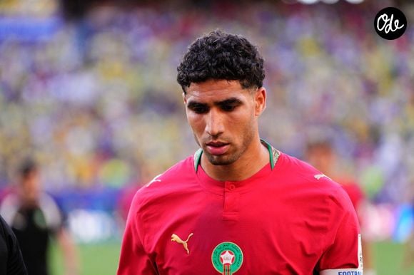 Une démarche qui traduit un profond respect pour ses racines, mais aussi une forte attache familiale

14 juin 2026, East Rutherford, New Jersey, États-Unis : Achraf Hakimi du Maroc regarde attentivement pendant le match du Groupe C de la Coupe du Monde de la FIFA 2026 entre le Brésil et le Maroc au New York New Jersey Stadium, le 13 juin 2026 à East Rutherford, New Jersey. (Crédit image : © Jose Breton/AFP7 via ZUMA Press / Bestimage Wire / Bestimage)