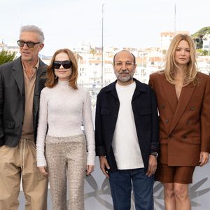 Adam Bessa, Vincent Cassel, Isabelle Huppert, Asghard Farhadi, Virginie Efira, Pierre Niney - Photocall du film "Histoires Parallèles" lors du 79ème Festival International du Film de Cannes, le 15 mai 2026.
© Jacovides/Moreau/Bestimage