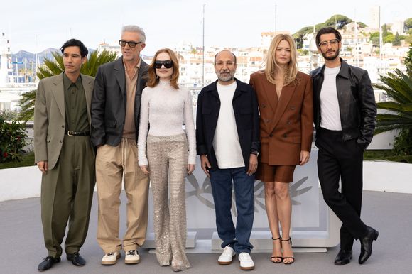 Adam Bessa, Vincent Cassel, Isabelle Huppert, Asghard Farhadi, Virginie Efira, Pierre Niney - Photocall du film "Histoires Parallèles" lors du 79ème Festival International du Film de Cannes, le 15 mai 2026.
© Jacovides/Moreau/Bestimage