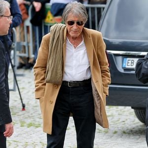 avant d'avoir quelques mots sur son papa : "Après c’est mon père Jacques Dutronc qui est venu la rejoindre dans la belle maison de ma maman. Et lui habite toujours là maintenant, ça fait 30 ans".

Jacques Dutronc et son fils Thomas Dutronc - Arrivées aux obsèques de l'auteure-compositrice-interprète et actrice française Françoise Hardy au crématorium du cimetière du Père-Lachaise à Paris, France, le 20 juin 2024. © Jacovides-Moreau/Bestimage