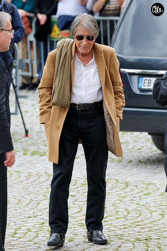 avant d'avoir quelques mots sur son papa : "Après c’est mon père Jacques Dutronc qui est venu la rejoindre dans la belle maison de ma maman. Et lui habite toujours là maintenant, ça fait 30 ans".

Jacques Dutronc et son fils Thomas Dutronc - Arrivées aux obsèques de l'auteure-compositrice-interprète et actrice française Françoise Hardy au crématorium du cimetière du Père-Lachaise à Paris, France, le 20 juin 2024. © Jacovides-Moreau/Bestimage