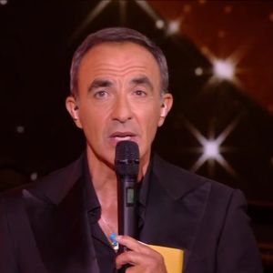 Nikos Aliagas a remonté le moral de l'élève éliminé lors de ce prime couperet.
Nikos Aliagas sur le prime de la tournée de la Star Academy diffusé le 13 décembre 2025. Photo : Capture d'écran TF1/Star Academy