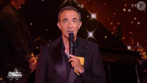 Nikos Aliagas a remonté le moral de l'élève éliminé lors de ce prime couperet.

Nikos Aliagas sur le prime de la tournée de la Star Academy diffusé le 13 décembre 2025. Photo : Capture d'écran TF1/Star Academy