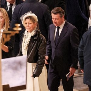 Elle a d'ailleurs partagé en story le beau cadeau qu'elle a reçu de Bianca, un poème écrit avec plusieurs feutres de couleur. 

Christian Estrosi, maire de Nice, et sa femme Laura Tenoudji - Messe de consécration du mobilier liturgique de la cathédrale Notre-Dame de Paris, le 8 décembre 2024.
© Cyril Moreau / Bestimage
