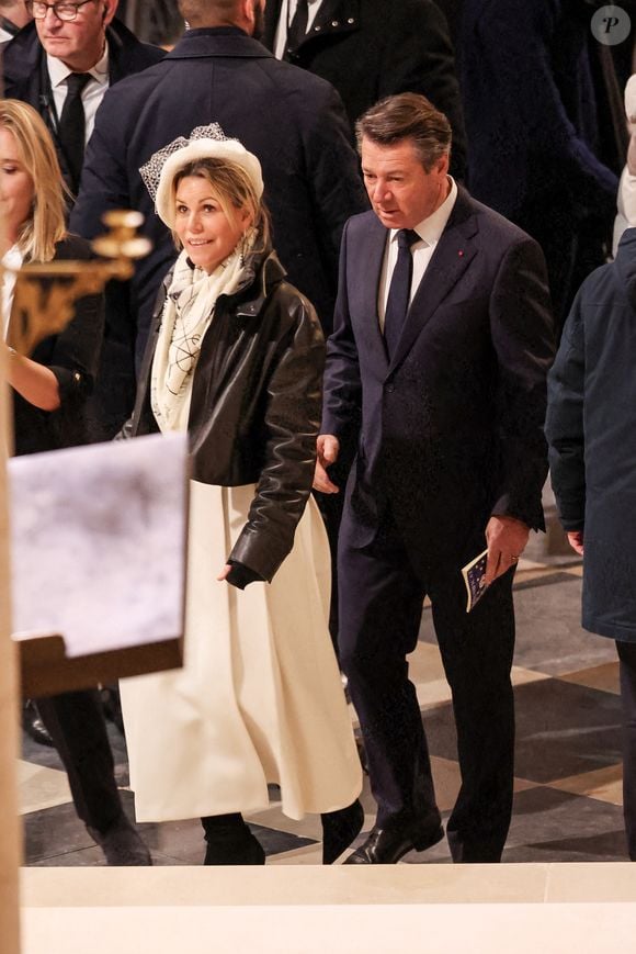 Elle a d'ailleurs partagé en story le beau cadeau qu'elle a reçu de Bianca, un poème écrit avec plusieurs feutres de couleur. 

Christian Estrosi, maire de Nice, et sa femme Laura Tenoudji - Messe de consécration du mobilier liturgique de la cathédrale Notre-Dame de Paris, le 8 décembre 2024.
© Cyril Moreau / Bestimage