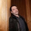 Michel Bussi habite dans la banlieue de Rouen, dans une maison aux volets rouges "où rien n'indique la fortune de l'écrivain à succès"