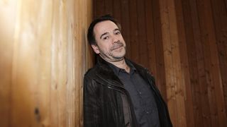 Michel Bussi habite dans la banlieue de Rouen, dans une maison aux volets rouges "où rien n'indique la fortune de l'écrivain à succès"