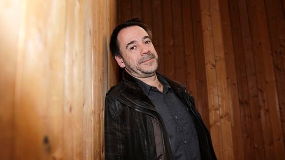 Michel Bussi habite dans la banlieue de Rouen, dans une maison aux volets rouges "où rien n'indique la fortune de l'écrivain à succès"