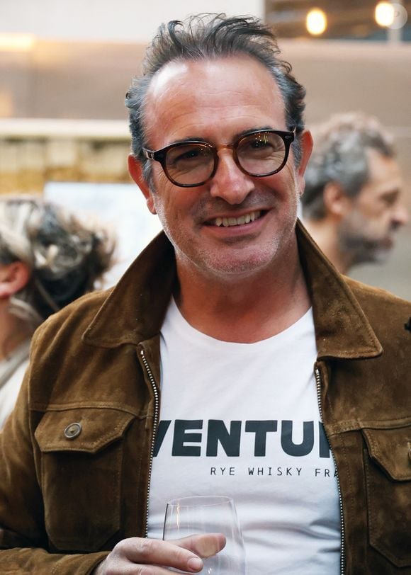 Jean Dujardin - Vernissage de l'exposition photos et du livre "La Boxe fait son cinéma" à l'hôtel Brach à Paris le 23 Septembre 2025. Ces clichés rendent hommage à plus de cinquante acteurs immortalisés dans des scènes où le noble art rencontre le 7ème art. © Denis Guignebourg/Bestimage