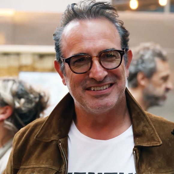Jean Dujardin - Vernissage de l'exposition photos et du livre "La Boxe fait son cinéma" à l'hôtel Brach à Paris le 23 Septembre 2025. Ces clichés rendent hommage à plus de cinquante acteurs immortalisés dans des scènes où le noble art rencontre le 7ème art. © Denis Guignebourg/Bestimage
