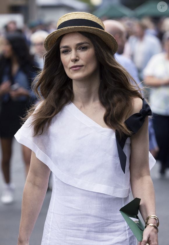 Face caméra, l'épouse de James Righton incarne le personnage de Juliet qui a le mérite de faire virevolter le coeur de Mark, joué par Andrew Lincoln.

Keira Knightley arrive aux championnats de tennis de Wimbledon au All England Lawn Tennis and Croquet Club à Londres, Royaume-Uni, le 10 juillet 2024. Tim Merrys/MirrorPix/Bestimage